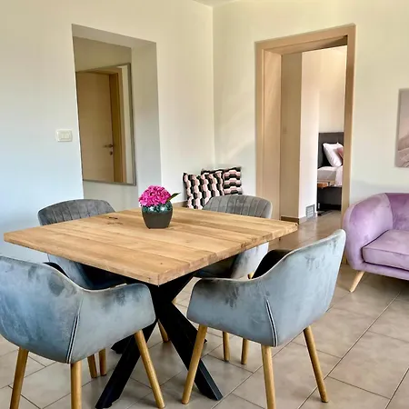 Apartma Cozy & Chic - With A Private Patio *